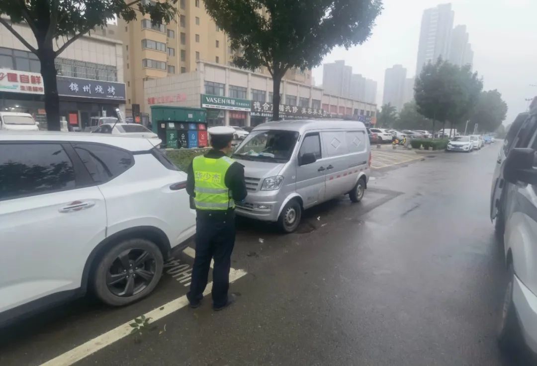 牡丹区交警早晚高峰严管交通，力保道路安全畅通有序