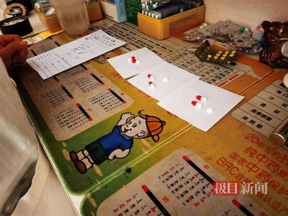 村医讲述奥密克戎冲击下诊所看病人数激增及自身感染经历