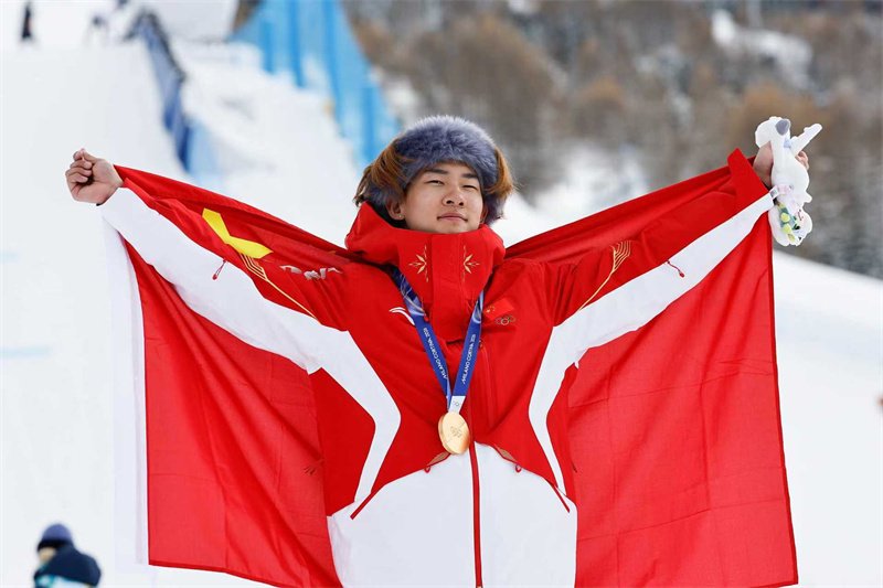 米兰冬奥会:中国冰雪健儿与国旗的约定,尽显热爱与拼搏
