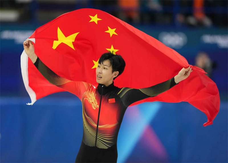 米兰冬奥会:中国冰雪健儿与国旗的约定,尽显热爱与拼搏