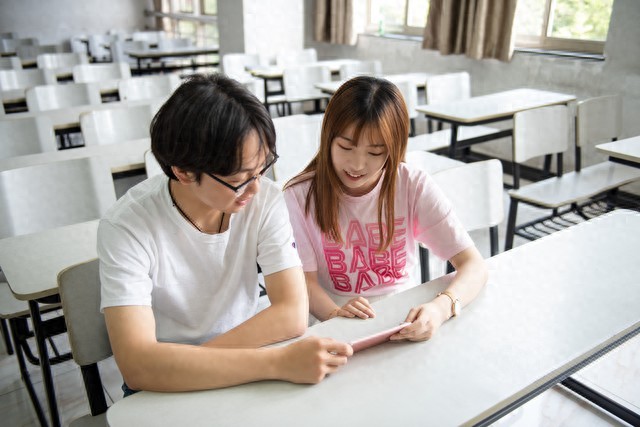 女孩父母忠告：大学是谈一场低成本恋爱的黄金时期