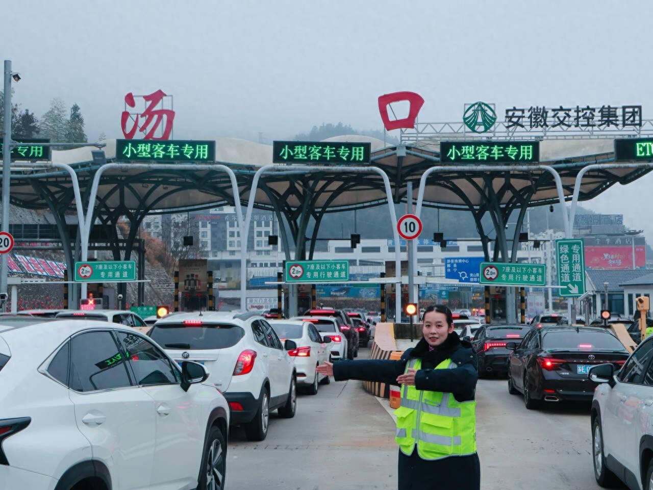 安徽高速迎返程高峰 吴庄收费站多措并举提升通行能力