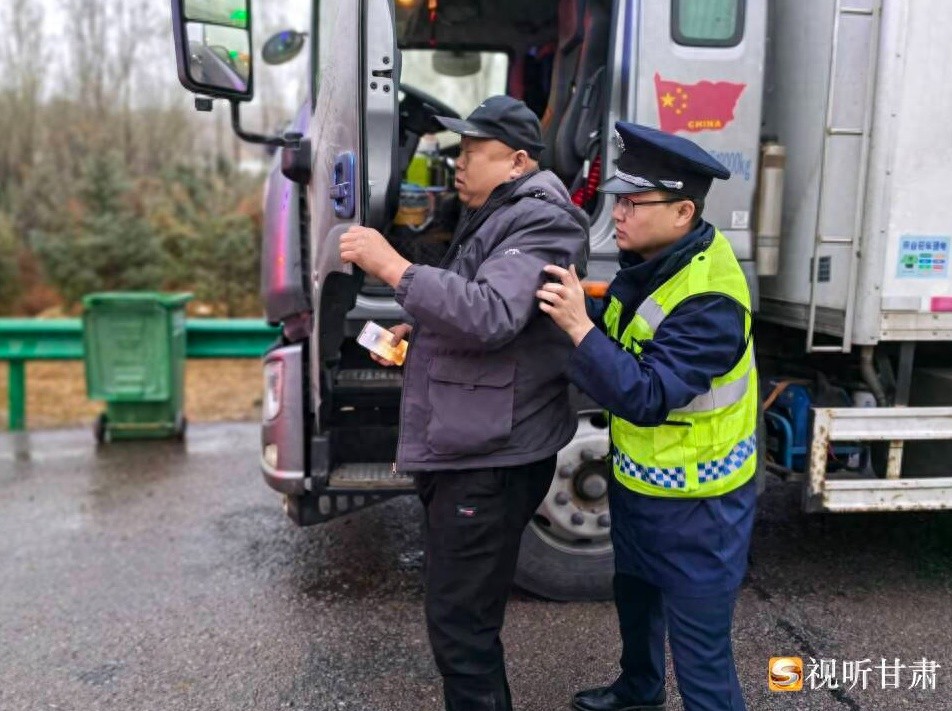 G22青兰高速甘肃段紧急救援，为突发疾病货车司机打通生命通道