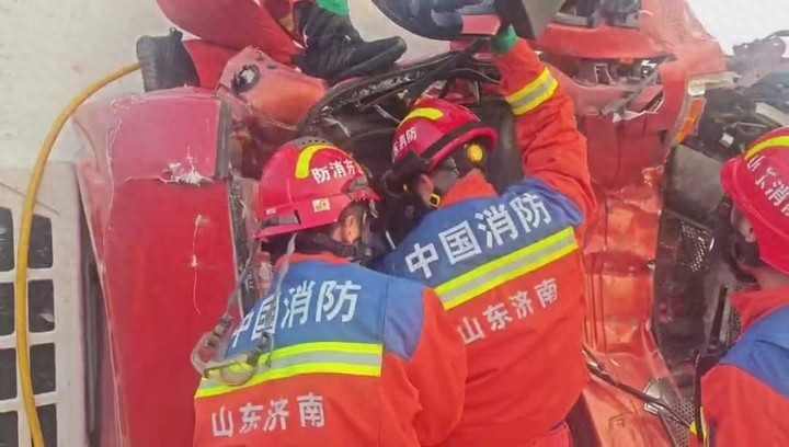 济南京沪高速货车相撞司机被困 消防紧急救援成功救出
