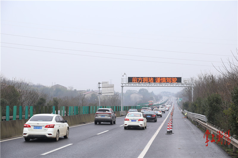 2022 年春节衡阳高速流量大增，交警全力保畅无拥堵