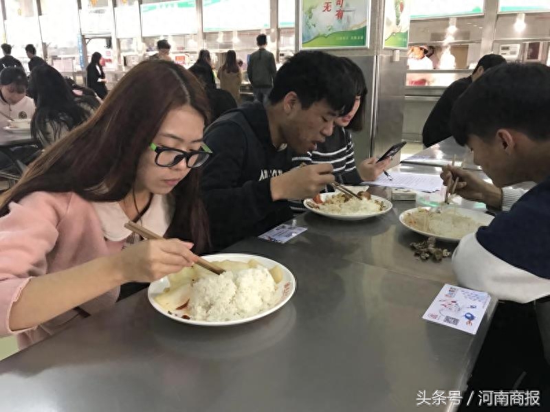 南阳理工学院食堂推1元菜,学生实惠吃饱,做法贴心获赞
