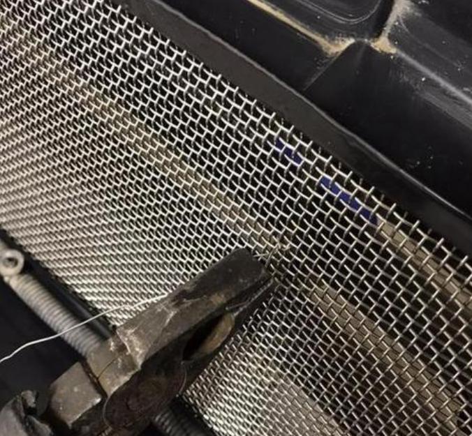 汽车防虫网利弊大揭秘,违章高发季安装防虫网要谨慎