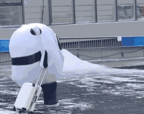 北京小伙张文全：22年收藏5000多件奥运周边，顶流冰墩墩超亮眼