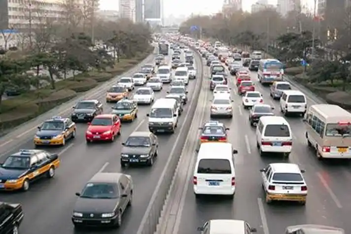 机动车限号限行政策：背景目的、实施详情及成效全解析