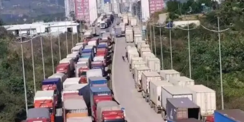 城市车辆管理难题待解，早高峰等时段违章高发如何应对？