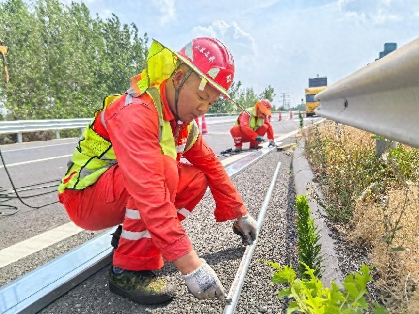 高温下江苏高速养护人抢修边坡，保障道路安全通畅