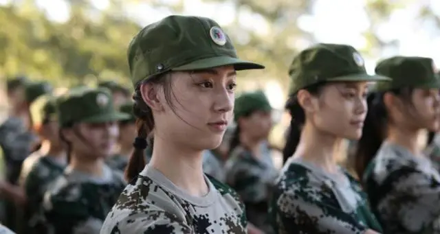 大学军训的教官都是谁？为何军训一结束就匆匆离开？