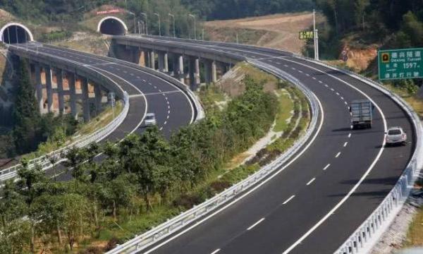 跑高速进隧道注意啦！超速扣分重，留意标志别违章