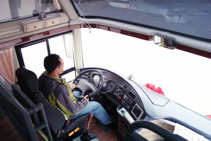 大巴车司机跑高速为啥不用导航？老司机道出实情