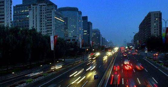 多地限行政策实施多年，对空气质量和交通拥堵有何影响？