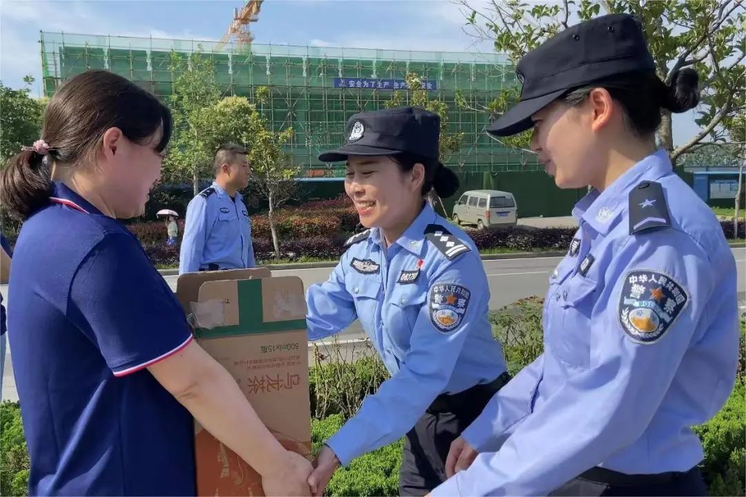 高考统一发的中性笔漏墨断水？考生吐槽引热议