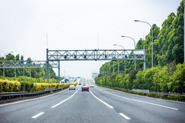 2026年违章高发城市严查这8个驾驶陋习，等红灯看手机也罚