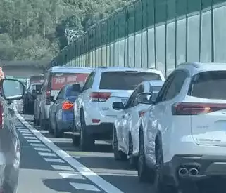 高速行驶避坑指南！远离这两类危险驾驶司机，速看