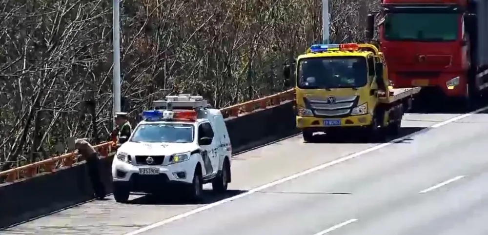 高速交警5分钟赶到，大货车司机突发心梗紧急救援