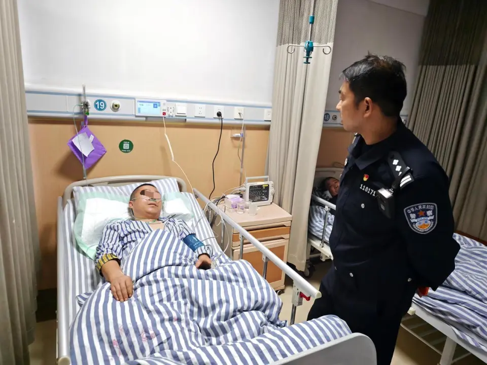 高速交警5分钟赶到,大货车司机突发心梗紧急救援