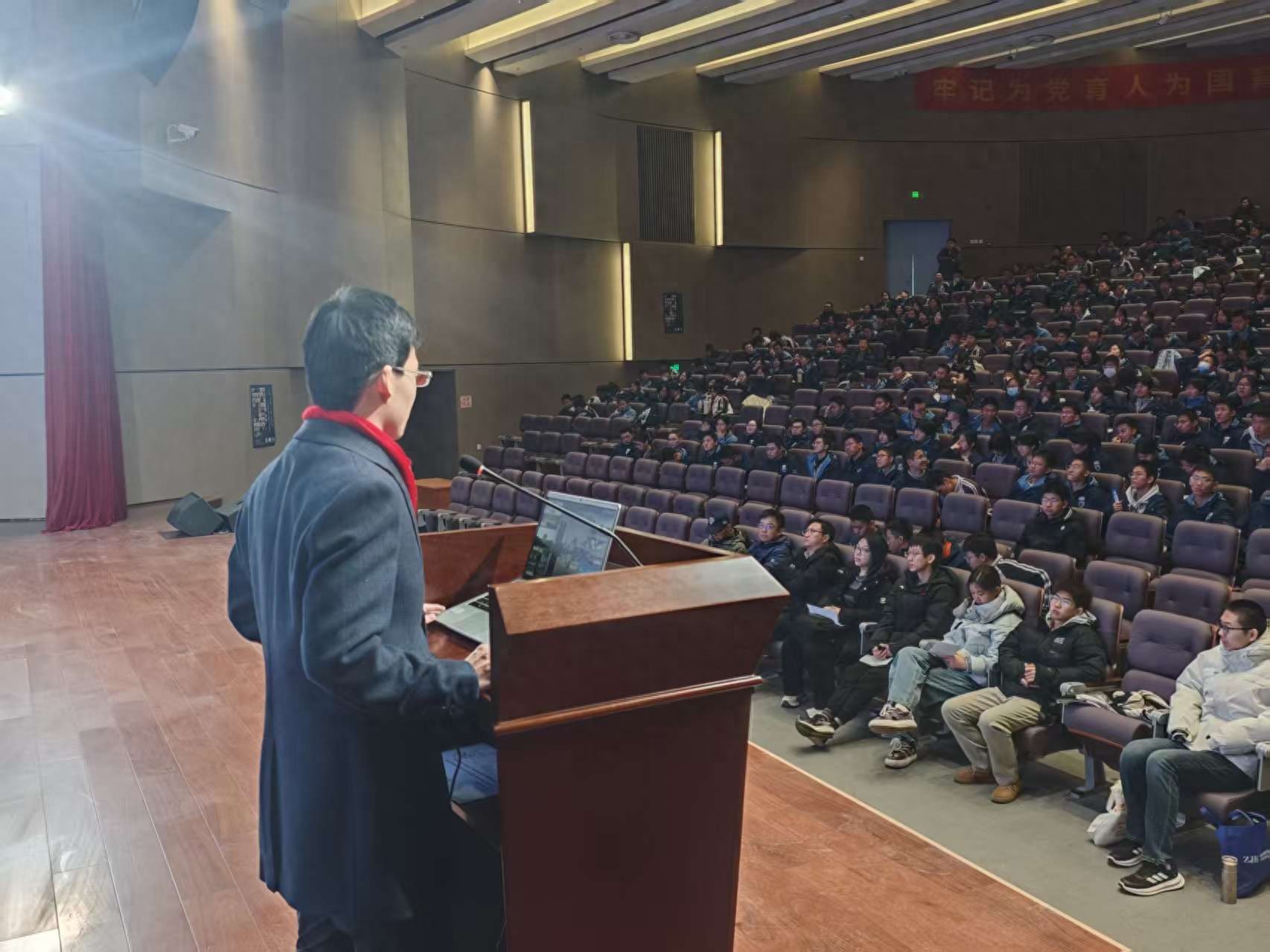 浙大团队为高中生揭秘大学，打破信息壁垒缓解教育焦虑