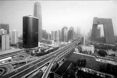 单双号限行首日路面畅通，公交拥挤盼增车次