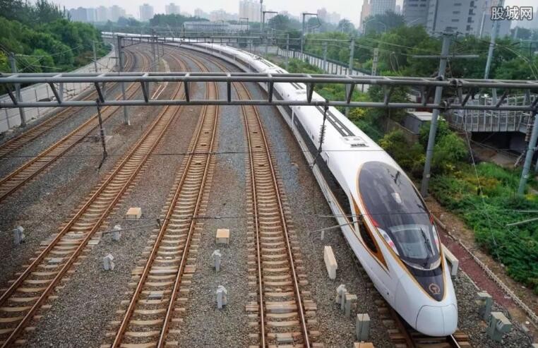 全国铁路调图后，加长版复兴号高速列车正式开跑